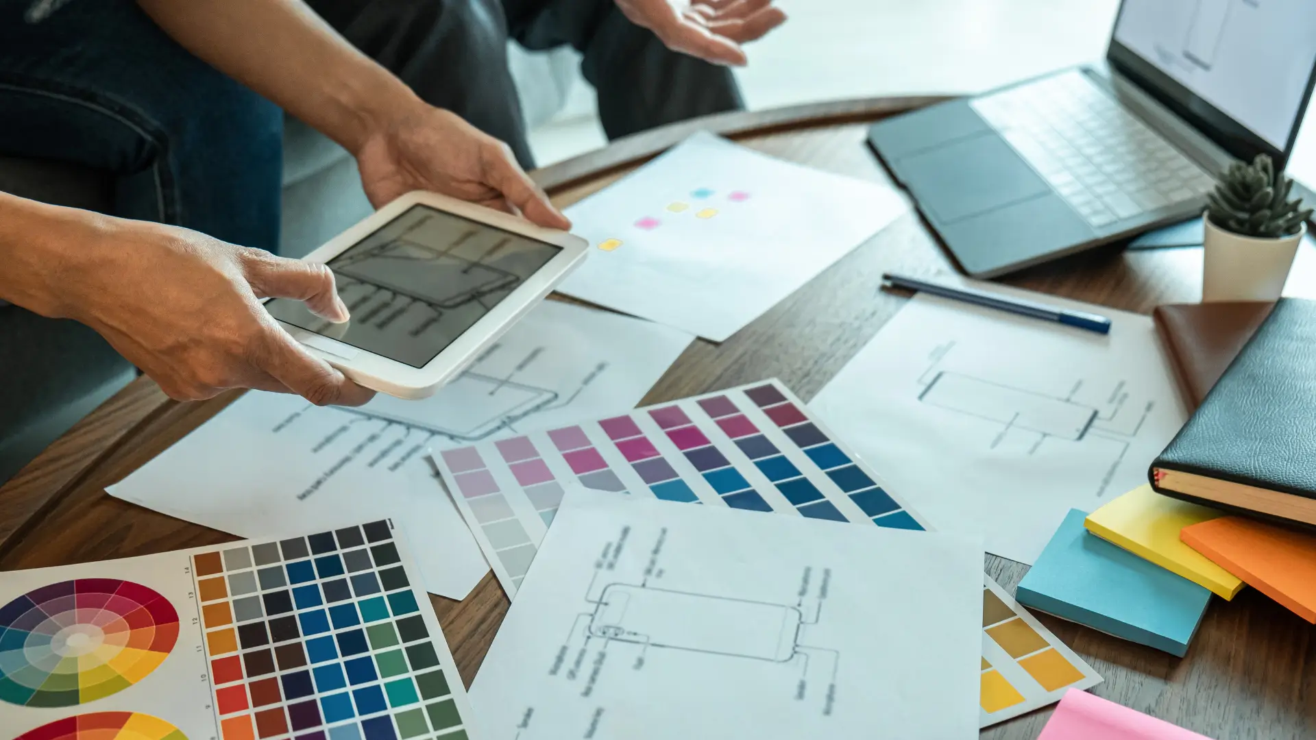 Un homme qui établit une stratégie design