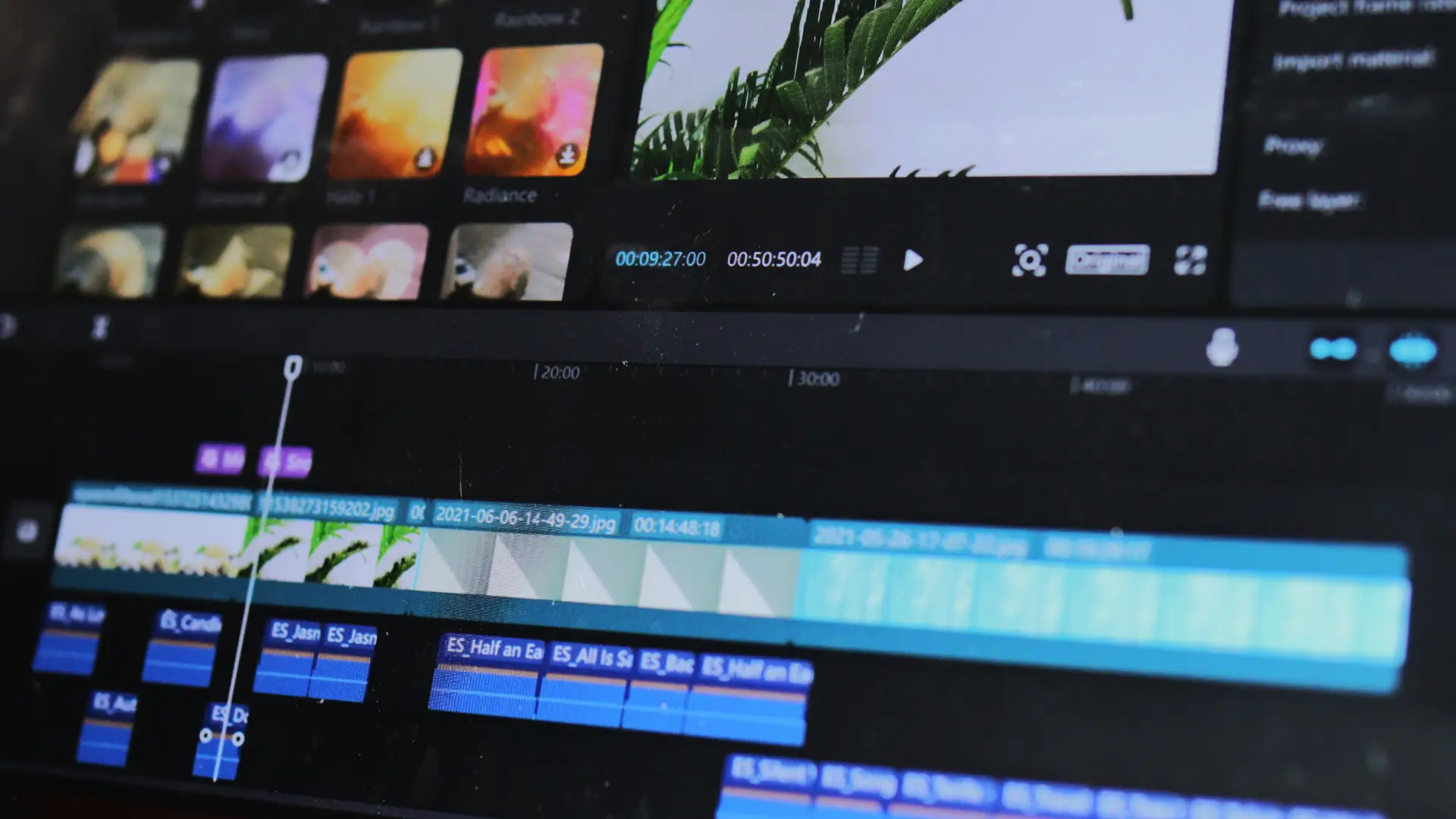 Caméra professionnelle filmant une scène avec éclairages, symbolisant la création de contenu vidéo de qualité
