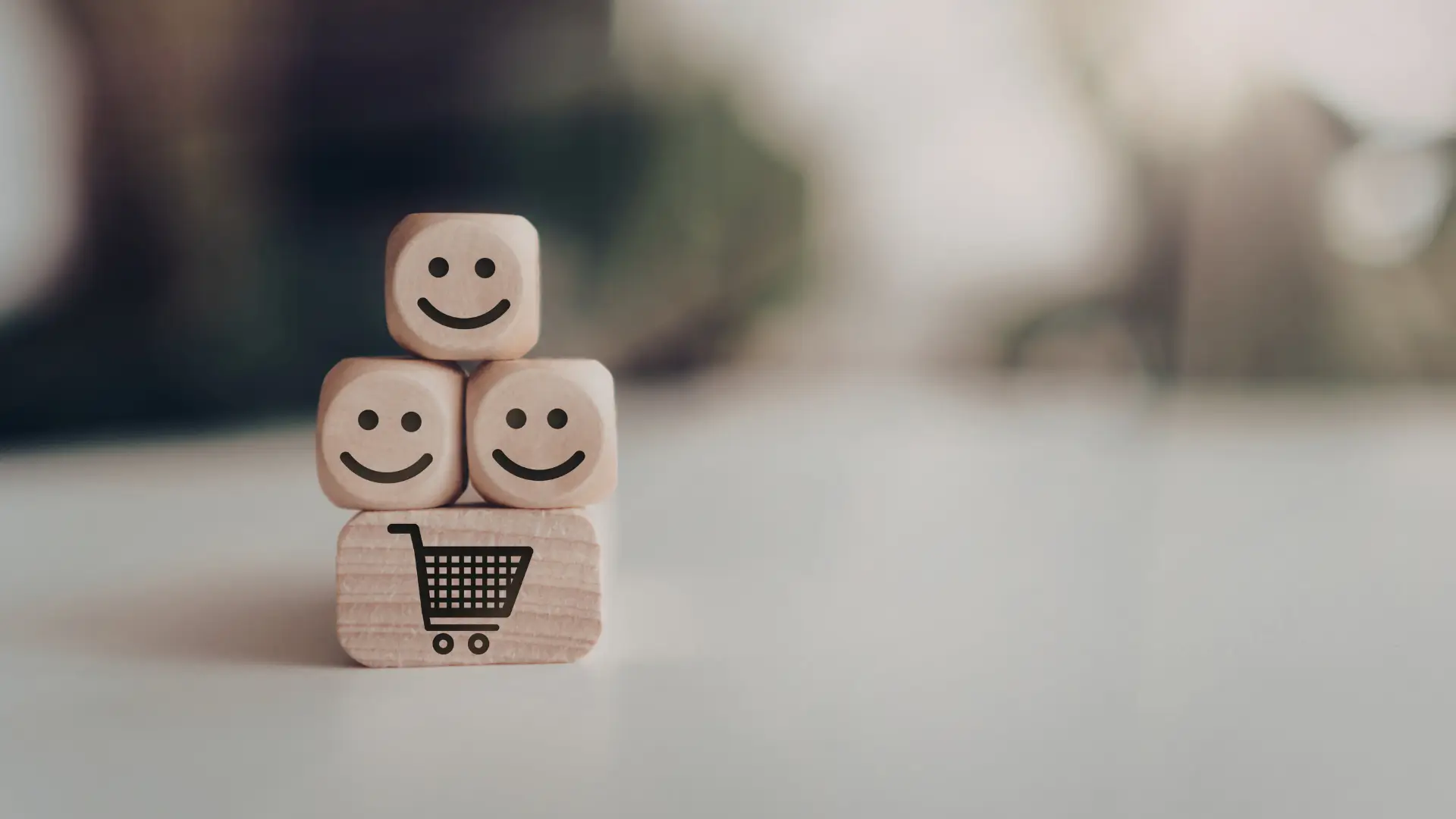Trois dés avec un smiley content au-dessus d'un dé avec une icône de panier de courses