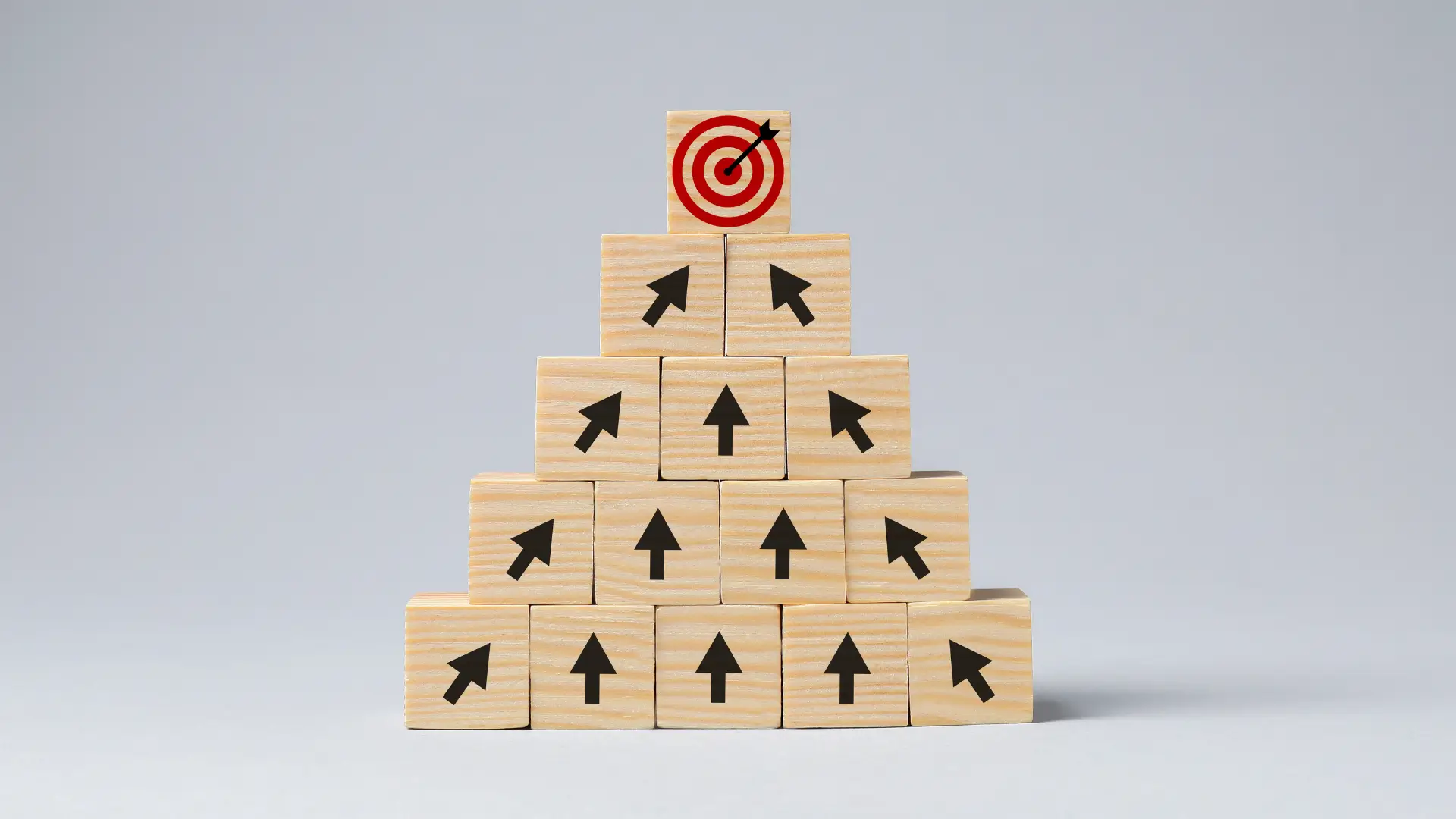 Four stylized screens showing different interfaces for SaaS, agency, e-commerce and B2B on a dark background